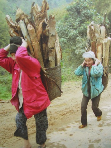 Trẻ em dân tộc Pa cô thường vào rừng nhặt gỗ rồi gùi ra chợ bán lấy tiền mua gạo.