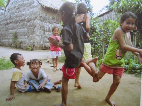 Các em bé người Khmer chơi trò “chéo giò nhảy vòng” hay người Bắc họi là “Bắc kim thang”. Trò này cần 3 người chơi. Ai lớn nhất sẽ đỡ giò dưới cùng. Những bạn khác hát bài “Bắc kim thang cà lang bí rợ…” để cổ vũ.