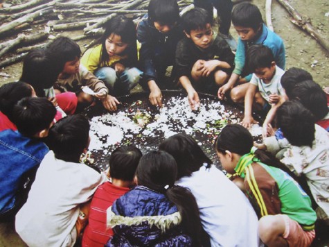 Trong ngày giỗ truyền thống, trẻ em dân tộc Bru Vân Kiều được cùng nhau ăn bằng tay những phần cơm, giò, lạp, cháo bày trong những chiếc đong. Đây là một nghi lễ nhằm mục đích giáo dục và trao truyền lại cho thế hệ sau những giá trị văn hóa.