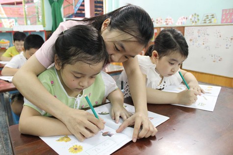 Học sinh lớp lá 1 Trường mầm non Sài Gòn trong giờ học làm quen với chữ viết - Ảnh: Như Hùng