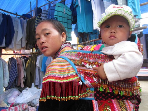 Việc các bà mẹ địu con đi chợ là chuyện rất bình thường ở các vùng cao