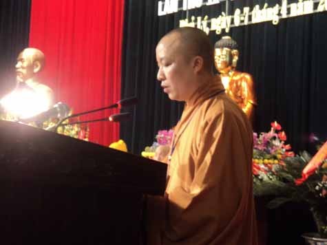 Cả hội trường lặng người khi nghe sư thầy Thích Việt Hòa nhắc tới nghĩa cử cao đẹp của chùa Thịnh Đại.