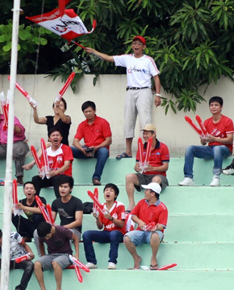CĐV mặc áo trắng cầm cờ vẫy được xác định là người đã đánh trọng tài Võ Minh Trí - Ảnh: N.K.