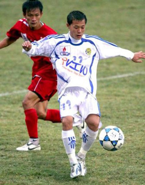 Bầu Kiên sát nhập LG.ACB (trắng) với đội Hàng không VN trở lại V-League 2004