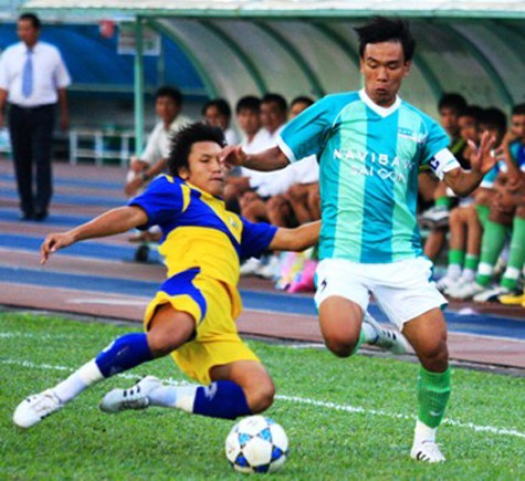 Hình ảnh cựu cầu thủ QK 4 trong sắc áo N.Sài Gòn (xanh) trước thềm mùa 2010