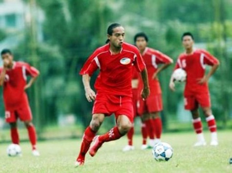Thanh Hóa bất ngờ mua lại toàn đội Thể Công Viettel (đỏ) cuối năm 2009