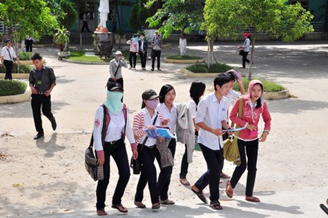 Các thí sinh rời phòng thi tại Hội đồng thi trường THPT Nguyễn Duy Hiệu (huyện Điện Bàn, Quảng Nam) sau buổi thi Toán sáng nay 4/6. (Ảnh C.Bính)