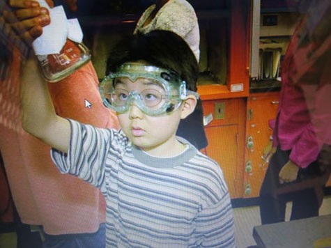 Yano trong một phòng thí nghiệm lúc 9 tuổi - Ảnh chụp lại từ trang web báo Chicago Tribune
