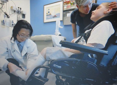 Yano làm việc tại bệnh viện năm 2012. Ảnh chụp lại từ trang web báo Chicago Tribune