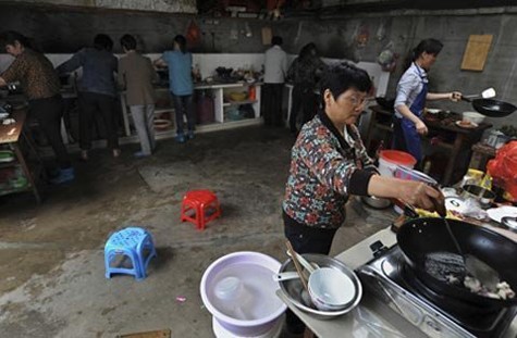 Các bà mẹ đang nấu ăn ở nhà bếp tập thể của tòa nhà cho thuê thuộc Hợp Phì, tỉnh An Huy, Trung Quốc