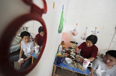 Bà Chen Guoying, 72 tuổi ăn trưa cùng cháu trai trong căn phòng thuê
