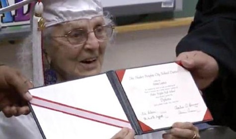 Bà cụ nhận bằng tốt nghiệp khi đã 97 tuổi