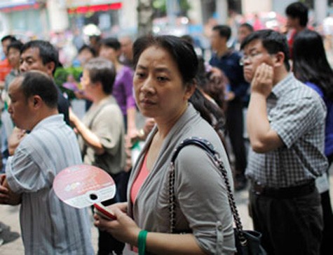 Phụ huynh chờ con thi đại học tại một trường ở Thượng Hải ngày 7.6 - Ảnh: Reuters