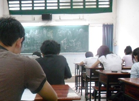 Một lớp học ôn Lý tại trung tâm luyện thi Đại học Nông Lâm TPHCM.