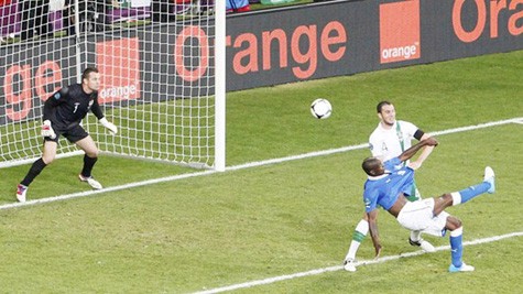 Cú ngả người bắt volley tuyệt đẹp của Balotelli vào lưới ĐT Ireland