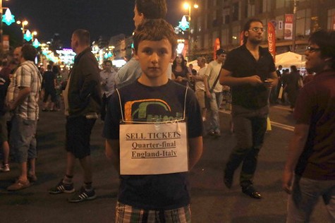 Một bé trai rao bán vé trận Anh – Ý tại trung tâm Kiev - Ảnh: Đỗ Hùng