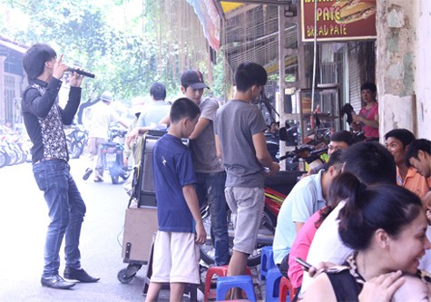 Một nhóm hát rong "cử nhân" đang hành nghề trên phố Đào Duy Từ, Hoàn Kiếm, Hà Nội. Ảnh: Phan Dương.