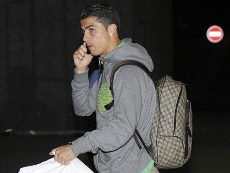 C. Ronaldo phải ở lại Ukraina thêm vài giờ vì lỡ chuyến bay cùng các đồng đội. Ảnh: PA.