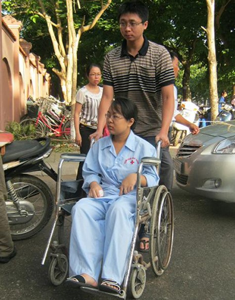 Bạn Nguyễn Minh Thư đến trường thi trong bộ đồ bệnh nhân.