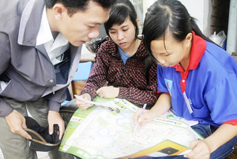 Sinh viên tình nguyện hướng dẫn đường đến điểm thi cho thí sinh ở tỉnh về TPHCM dự thi ĐH, CĐ năm 2012. Ảnh: MAI HẢI