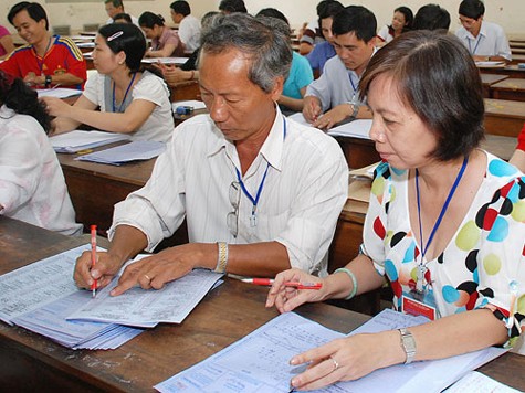 Cán bộ Trường ĐH Sài Gòn hội điểm, lập biên bản chấm túi bài môn thi toán. Ảnh: Tấn Thạnh