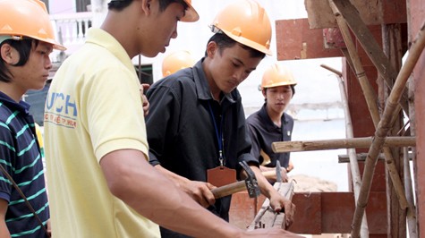 Học sinh trung cấp ngành xây dựng Trường ĐH Kỹ thuật công nghệ TP.HCM thực hành xây dựng - Ảnh: Minh Giảng