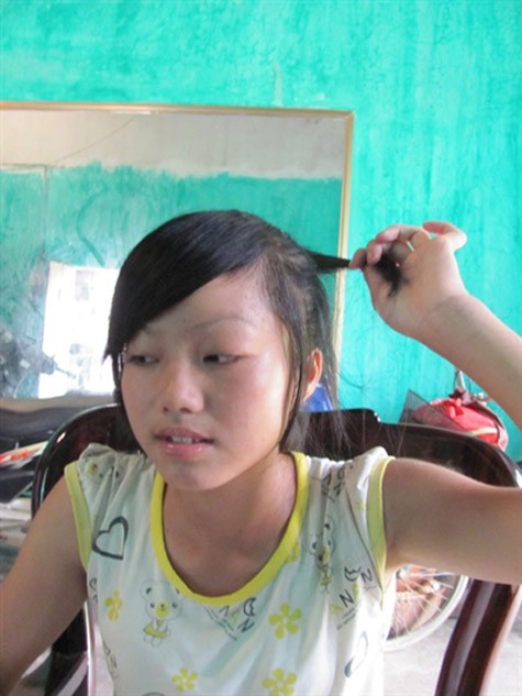 Mái tóc dài của em Nhung bị hai phụ nữ lạ cắt trụi.Ảnh: Duy Chiến