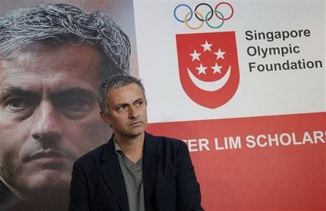Jose Mourinho nhận giải thưởng "Prestigio Fernando Soromenho" vì những đóng góp cho bóng đá - Ảnh: Reuters