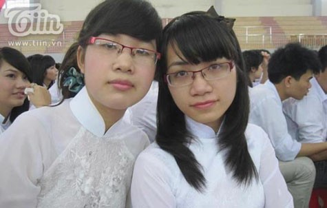 Hồng Nhung (bên trái) và bạn
