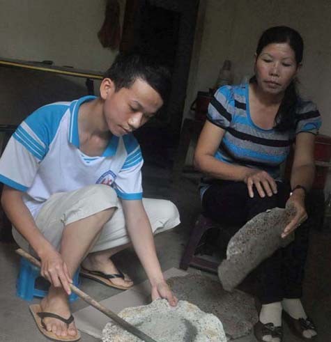 Em Tiên bên người dì nướng bánh tráng kiếm thêm tiền để vào TP HCM nhập học