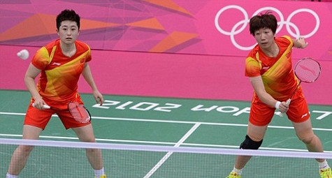 Cặp đôi Yu Yang - Wang Xiaoli (phải) đã nói lời chia tay Olympic London sau án phạt dàn xếp tỉ số (Ảnh: AP)