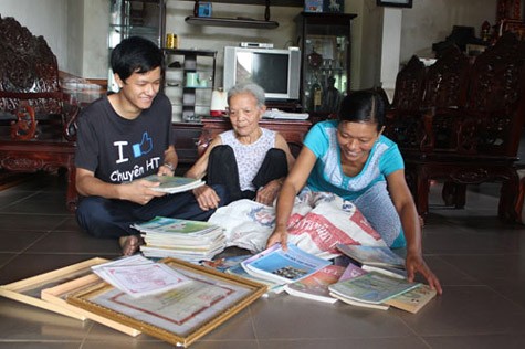 Nguyễn Nhật Thành mang về quê một bao tải sách vở sau ngày tốt nghiệp THPT