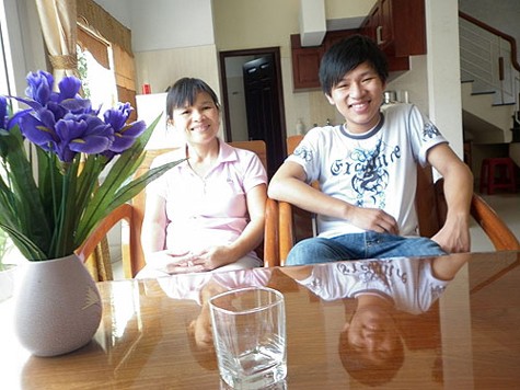 Tân thủ khoa Trường ĐH Y Dược Huế Lê Nguyễn Thọ Khang và mẹ