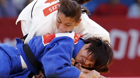Võ sĩ judo Văn Ngọc Tú (nằm dưới) dễ dàng thất bại ngay vòng đầu tiên - Ảnh: Reuters