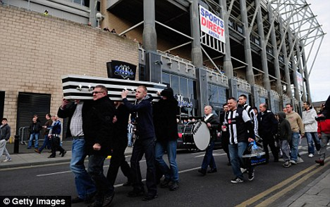 CĐV Newcastle từng biểu tình vì sân St James 'Park bị đổi thành Sports Direct Arena