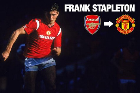 Frank Stapleton (từ Arsenal tới M.U): Stapleton gia nhập Highbury vào năm 1973. Ông đã chơi 300 trận, ghi được 108 bàn cho “Pháo thủ” trong 8 năm. Năm 1981, Stapleton chuyển tới M.U với mức phí 900.000 bảng.Điều đặc biệt là chính Stapleton đã ghi bàn vào lưới M.U trong trận chung kết FA năm 1979. Ông cũng giúp đội bóng chủ sân Old Trafford giành được 2 FA Cup. Stapleton đã thi đấu 365 trận và ghi được 78 bàn cho “Quỷ đỏ”.