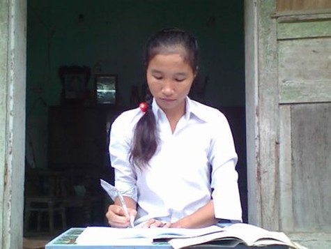Nhà quá nghèo, Hương đã phải nghỉ học 2 năm để đi dệt vải thuê kiếm tiền trả nợ và dành dụm để tiếp tục ước mơ được đi học trở lại