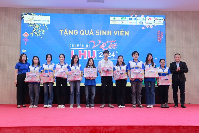 Trường Đại học Lạc Hồng tổ chức Gala &quot;Chuyến xe về Tết&quot;, trao quà hỗ trợ cho sinh viên.