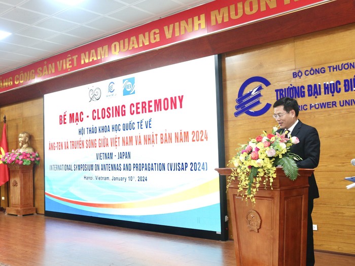 Phó Giáo sư,Tiến sĩ Nguyễn Lê Cường – Phó Hiệu trưởng Trường Đại học Điện lực phát biểu bế mạc Hội nghị.
