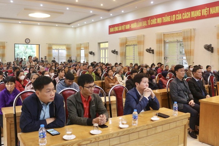 214 gia đình thuộc hộ cận nghèo của Thị xã Phú Thọ được nhận quà Tết từ Tạp chí điện tử Giáo dục Việt Nam và các nhà tài trợ. Ảnh: KMC