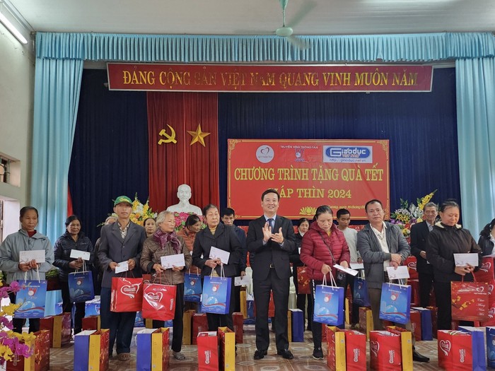 Nhà báo Nguyễn Tiến Bình trao quà Tết cho các hoàn cảnh khó khăn tại xã Hiền Lương, huyện Hạ Hòa. Ảnh: KMC