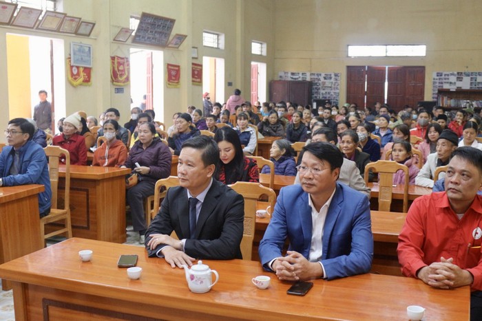 Tạp chí điện tử Giáo dục Việt Nam trao quà Tết tại xã Xuân Áng, huyện Hạ Hòa, tỉnh Phú Thọ. Ảnh: KMC