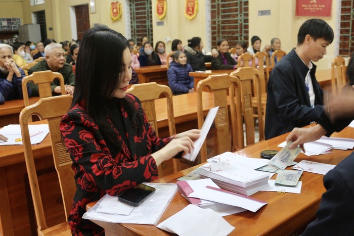 Tạp chí điện tử Giáo dục Việt Nam chuẩn bị các phần quà hỗ trợ người dân có hoàn cảnh khó khăn. Mỗi suất quà gồm 1 hộp bánh và 500.000 đồng tiền mặt. Ảnh: KMC