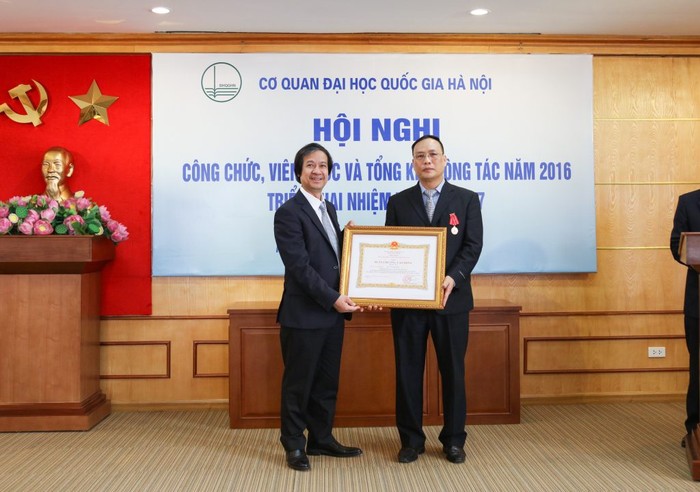 Giáo sư, Tiến sĩ Khoa học Nguyễn Đình Đức (ngoài cùng, bên phải ảnh) vinh dự được tặng Huân chương lao động hạng Ba.