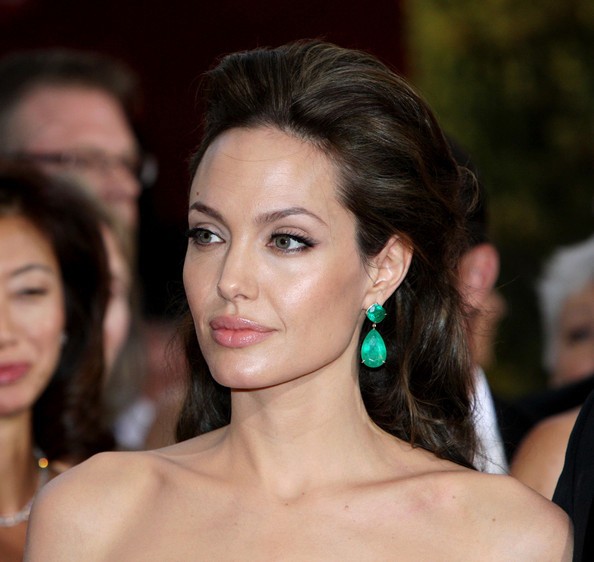 Chính bởi vẻ đẹp và sự lôi cuốn ấy mà hàng loạt các minh tinh đã cùng sủng ái và sử dụng loại đá quý tuyệt đẹp. Không chỉ nhiều người đẹp châu Á tự tin khoe nét diễm lệ, đài các với chất liệu đá quý cao cấp này mà đến những siêu sao Hollywood cũng khiến người hâm mộ ngây ngất trước vẻ kiêu hãnh, lộng lẫy của mình khi đồng hành cùng ngọc lục bảo. Angelina Jolie đẹp hoàn hảo với đôi khuyên tai ngọc lục bảo hơn 40 tỷ đồng (2 triệu đô la Mỹ).
