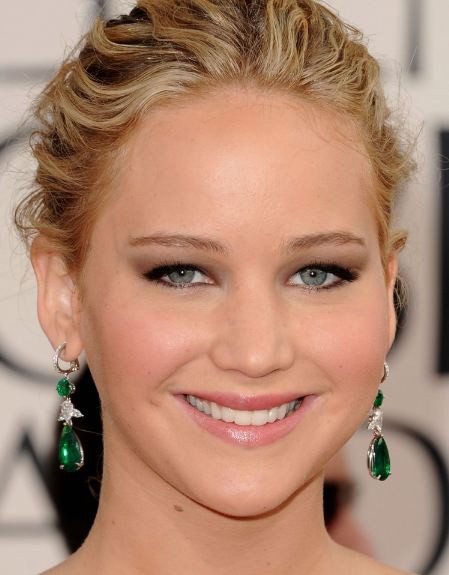 Jennifer Lawrence khoe nét tinh anh cùng sắc xanh lóng lánh trong trẻo