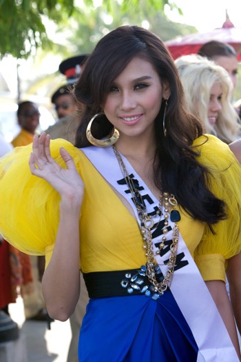 Khi cùng các thí sinh Hoa hậu Hoàn vũ có buổi diễu hành trên đường phố của Bahamas, đại diện của Việt Nam, người đẹp Hoàng Yến diện chiếc váy màu sắc nổi bật với phần áo được thiết kệ đẹp và lạ mắt. Nguồn: Dantri