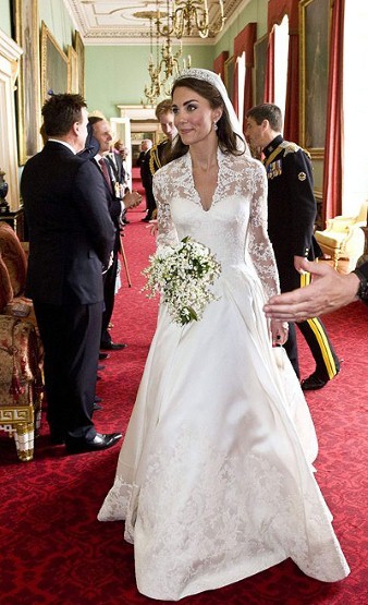 Kate Middleton mặc váy cưới của nhà thiết kế Sarah Burton thuộc hãng thời trang danh tiếng Alexander McQueen trong đám cưới với hoàng tử William. Chiếc váy cưới cổ hình chữ V, tay áo làm từ ren đơn giản mà trang nhã đã khiến Kate đi vào lịch sử như một trong những cô dâu ấn tượng nhất của Hoàng gia Anh.