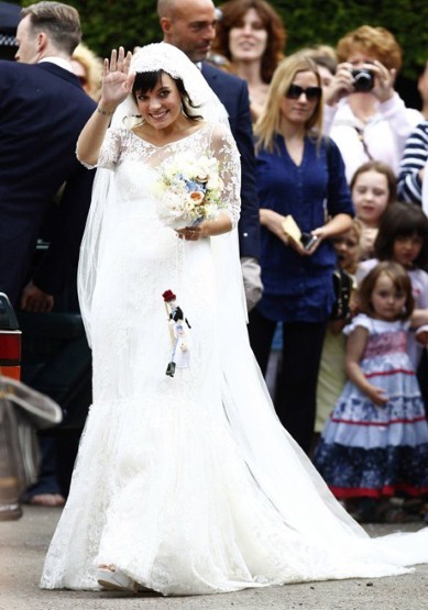 Ca sĩ - nhạc sĩ nổi tiếng người Anh Lily Allen diện váy cưới của nhà thiết kế Dephine Manivet. Chiếc váy được thiết kế rộng do cô đã mang bầu trước khi kết hôn.