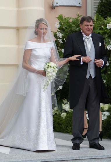 Trong hôn lễ với Ông hoàng Monaco Albert II, cô dâu xinh đẹp Charlene Wittstock đã mặc chiếc váy cưới của hãng Armani.
